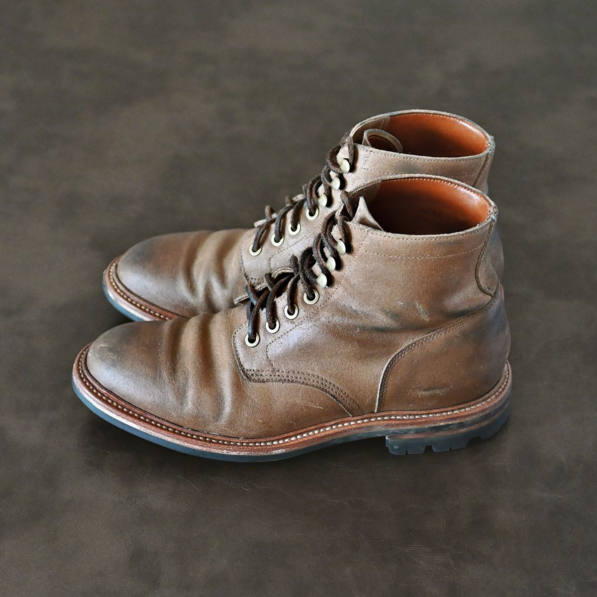 Photo by vasuki_design on February 3, 2023 of the Grant Stone Diesel Boot in C.F. Stead Natural Waxy Commander Suede.