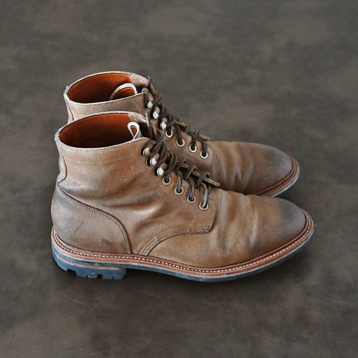 Photo by vasuki_design on February 3, 2023 of the Grant Stone Diesel Boot in C.F. Stead Natural Waxy Commander Suede.