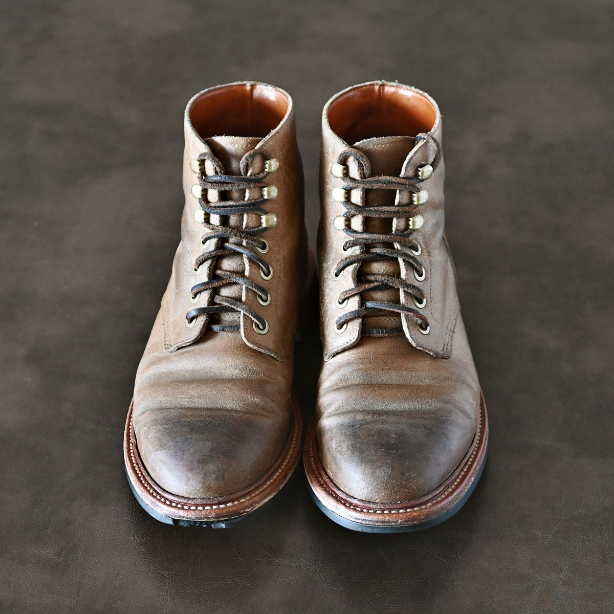 Photo by vasuki_design on March 3, 2023 of the Grant Stone Diesel Boot in C.F. Stead Natural Waxy Commander Suede.