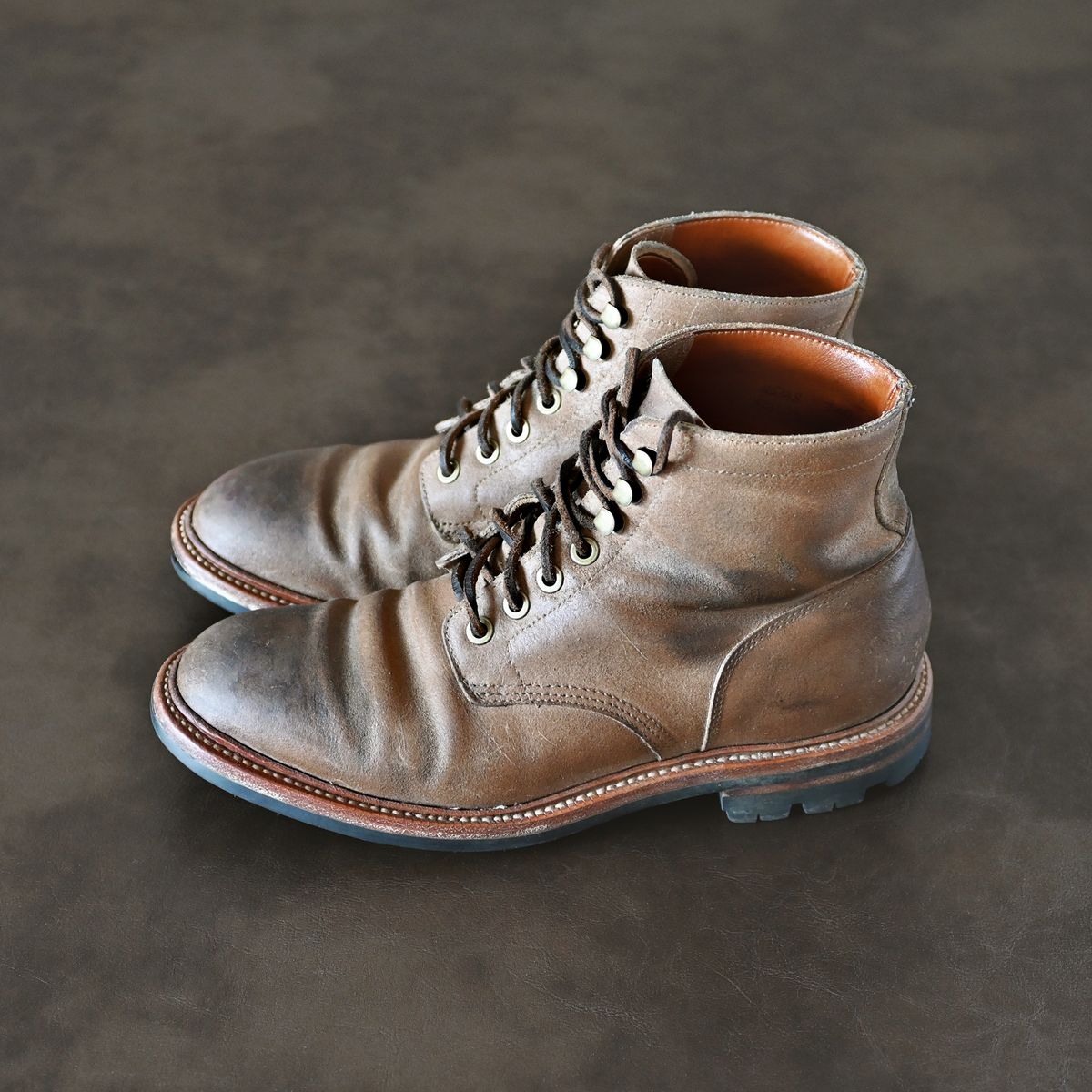 Photo by vasuki_design on March 3, 2023 of the Grant Stone Diesel Boot in C.F. Stead Natural Waxy Commander Suede.