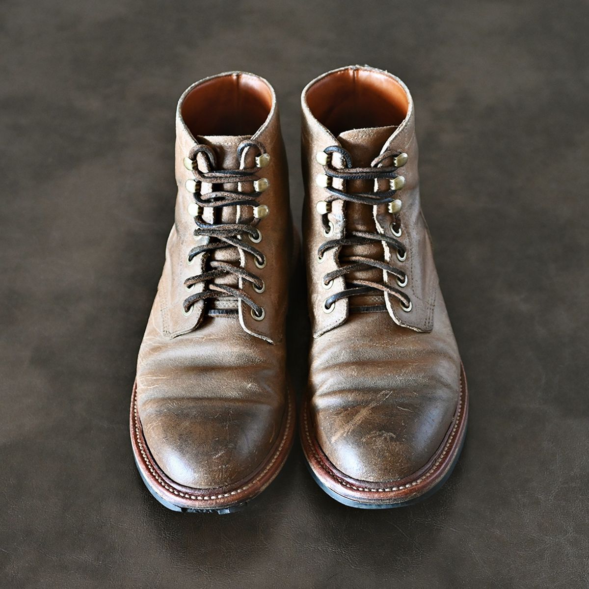 Photo by vasuki_design on April 1, 2023 of the Grant Stone Diesel Boot in C.F. Stead Natural Waxy Commander Suede.