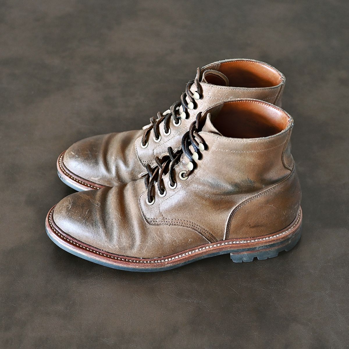 Photo by vasuki_design on April 1, 2023 of the Grant Stone Diesel Boot in C.F. Stead Natural Waxy Commander Suede.