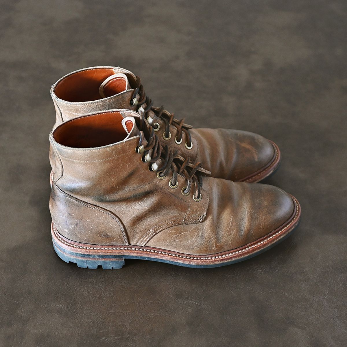 Photo by vasuki_design on April 1, 2023 of the Grant Stone Diesel Boot in C.F. Stead Natural Waxy Commander Suede.