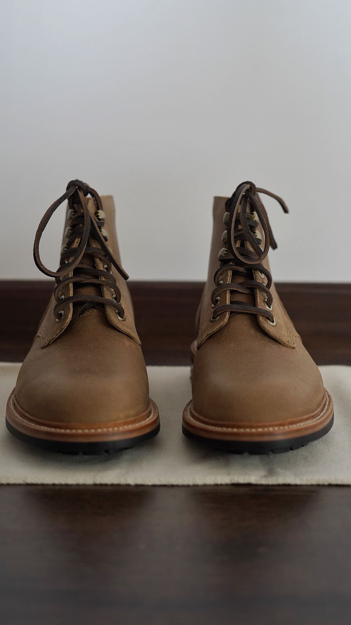 Photo by agogo on October 1, 2022 of the Grant Stone Diesel Boot in C.F. Stead Natural Waxy Commander Suede.