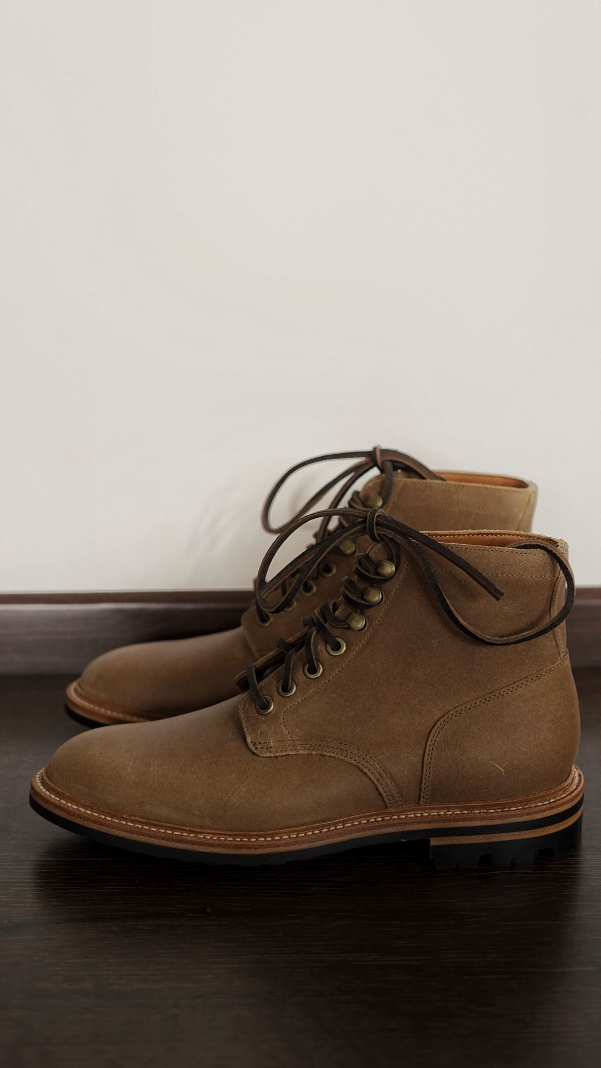 Photo by agogo on October 1, 2022 of the Grant Stone Diesel Boot in C.F. Stead Natural Waxy Commander Suede.
