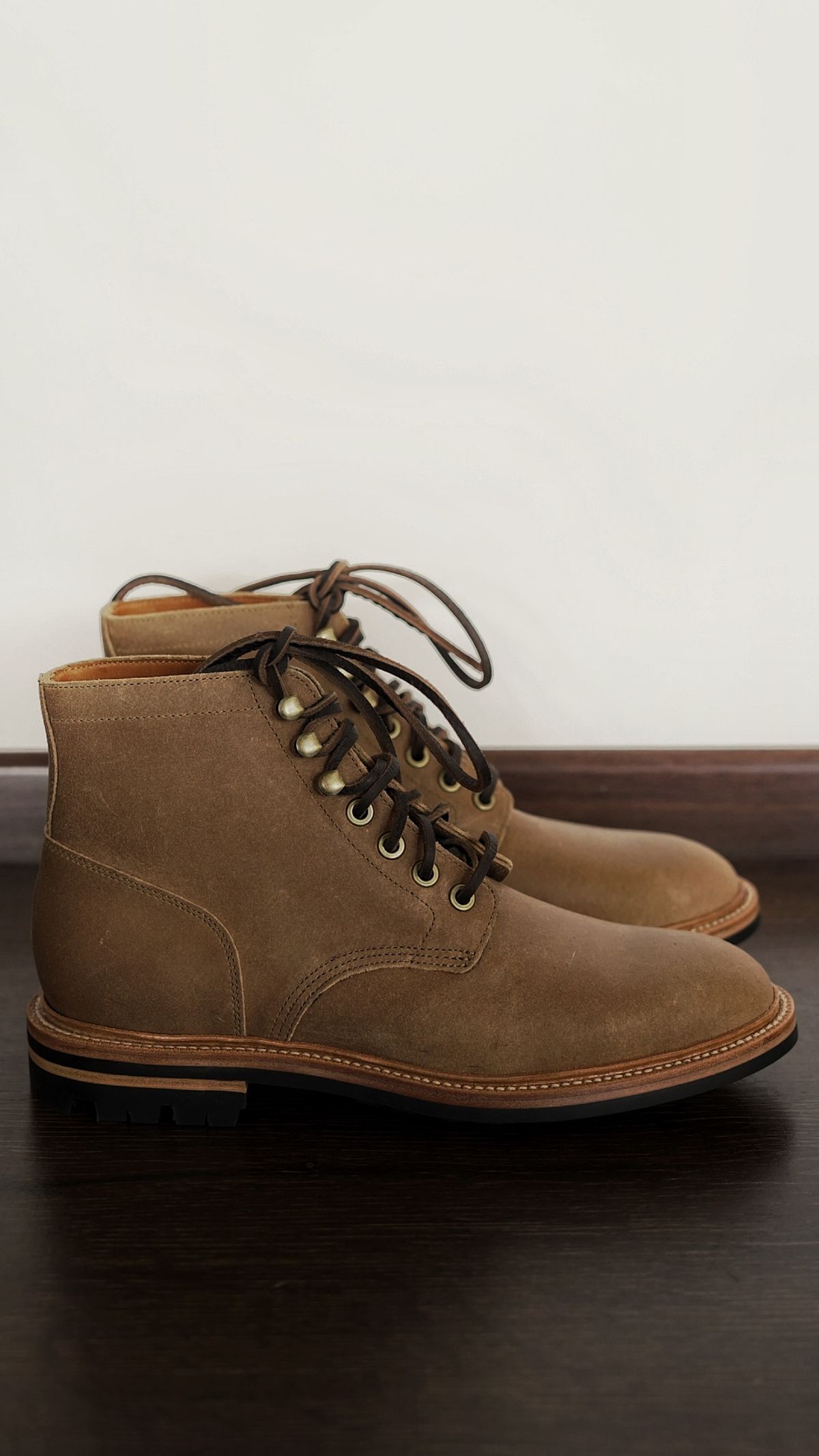 Photo by agogo on October 1, 2022 of the Grant Stone Diesel Boot in C.F. Stead Natural Waxy Commander Suede.
