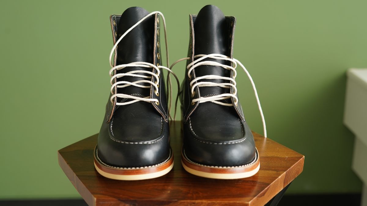 Photo by agogo on October 1, 2023 of the Onderhoud MC01 Moc Toe Boot in Wickett & Craig Black Traditional Harness.