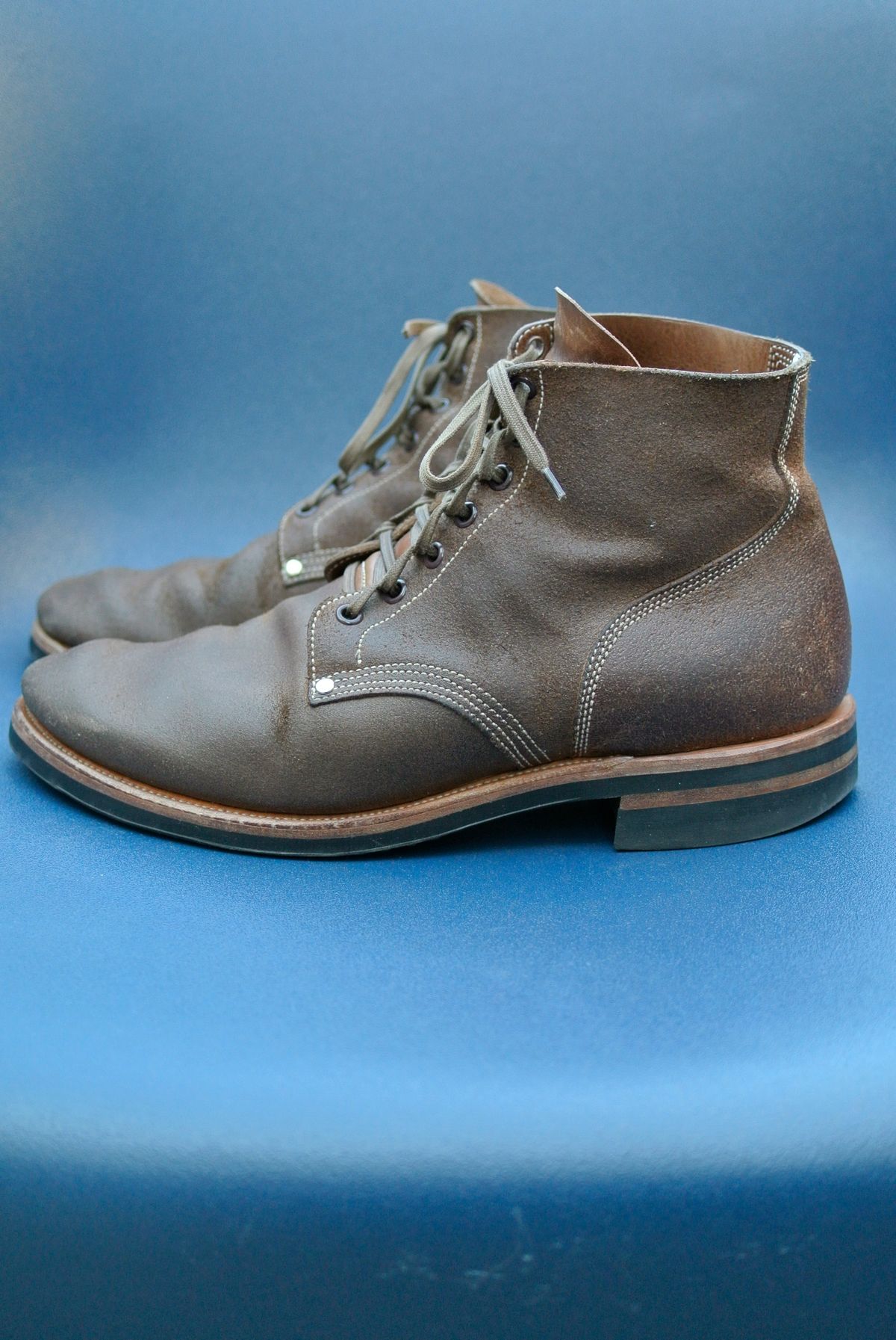 Photo by Behethan on March 4, 2023 of the Viberg Boondocker in Horween Marine Field Roughout.