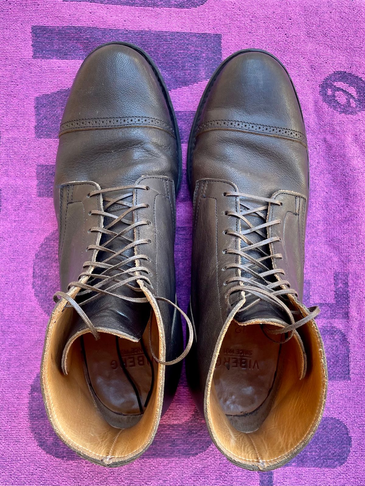Photo by grantsyourguy on December 5, 2023 of the Viberg Service Boot BCT in Black Camel.