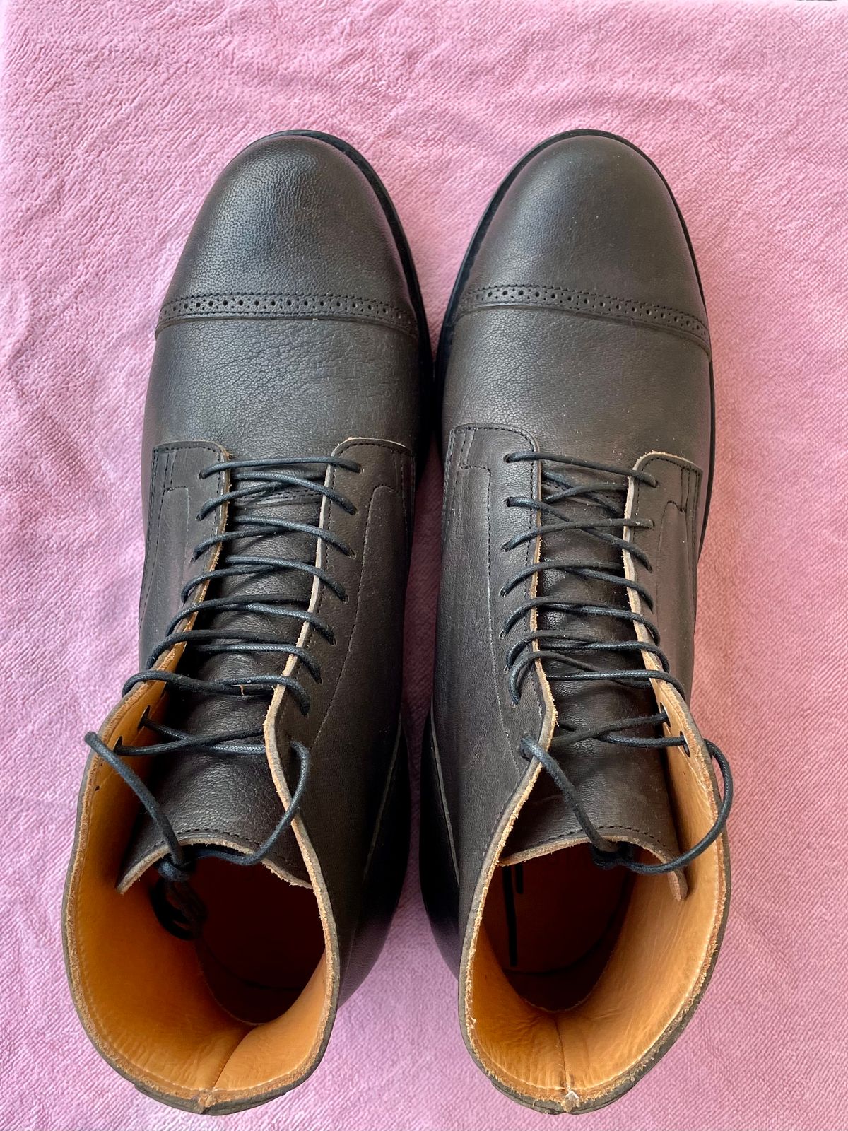 Photo by grantsyourguy on October 11, 2023 of the Viberg Service Boot BCT in Black Camel.