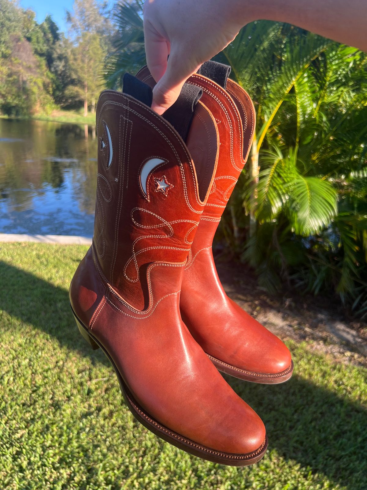 Photo by Thebootbum on November 5, 2024 of the Clinch Cowboy Boots in Brown-Overdyed Horsebutt.