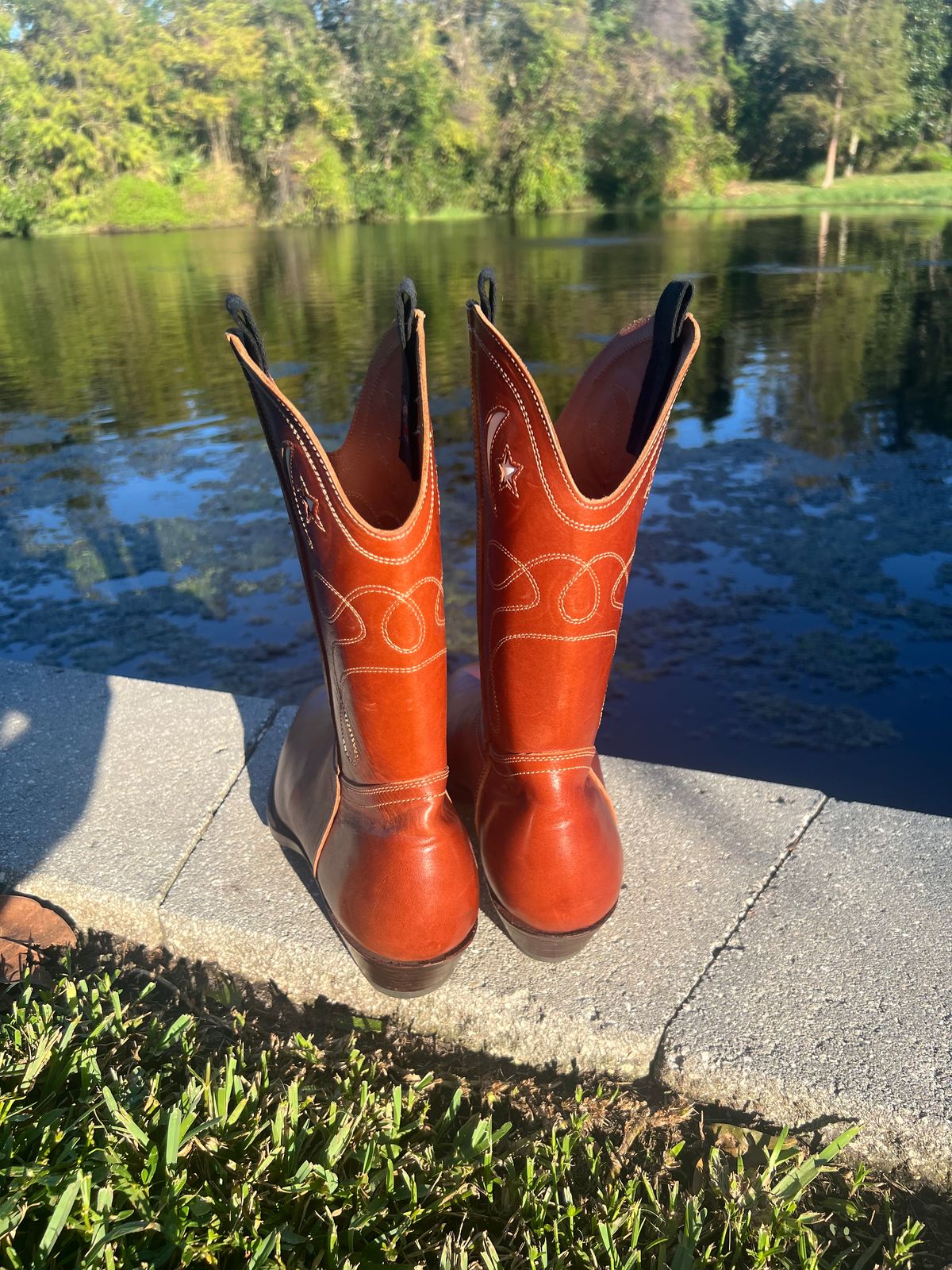 Photo by Thebootbum on November 5, 2024 of the Clinch Cowboy Boots in Brown-Overdyed Horsebutt.