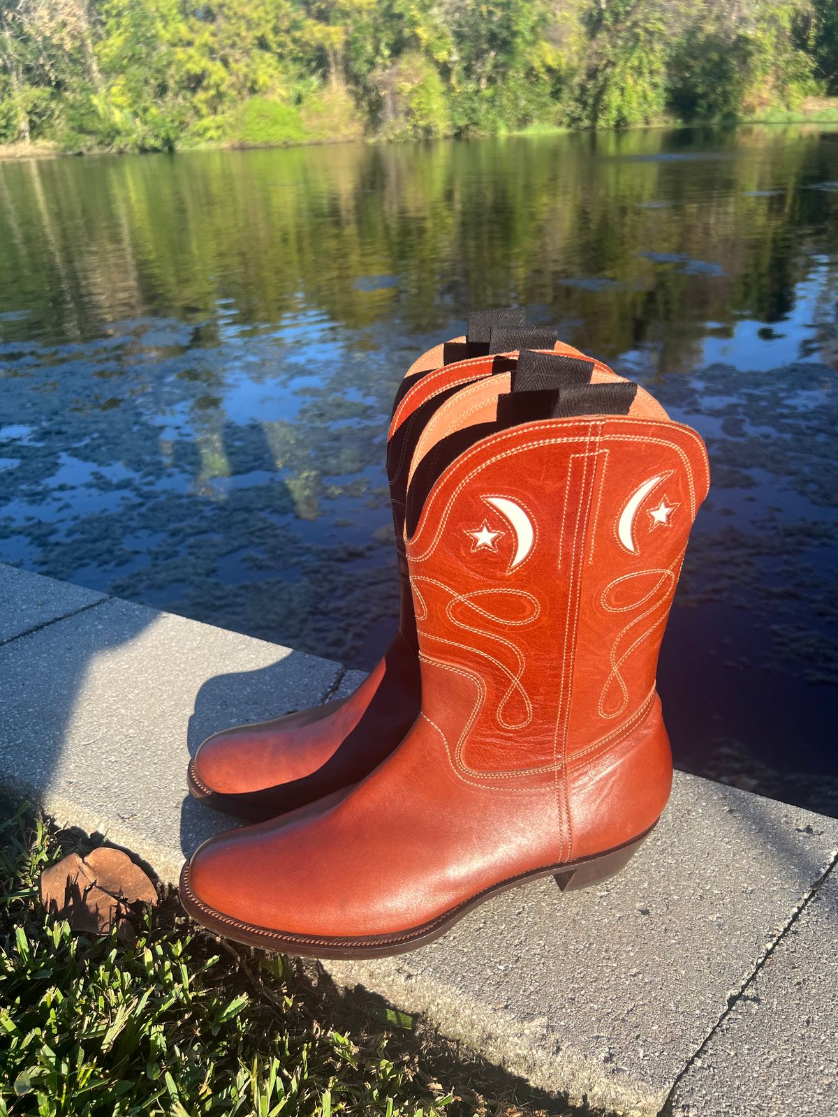 Photo by Thebootbum on November 5, 2024 of the Clinch Cowboy Boots in Brown-Overdyed Horsebutt.