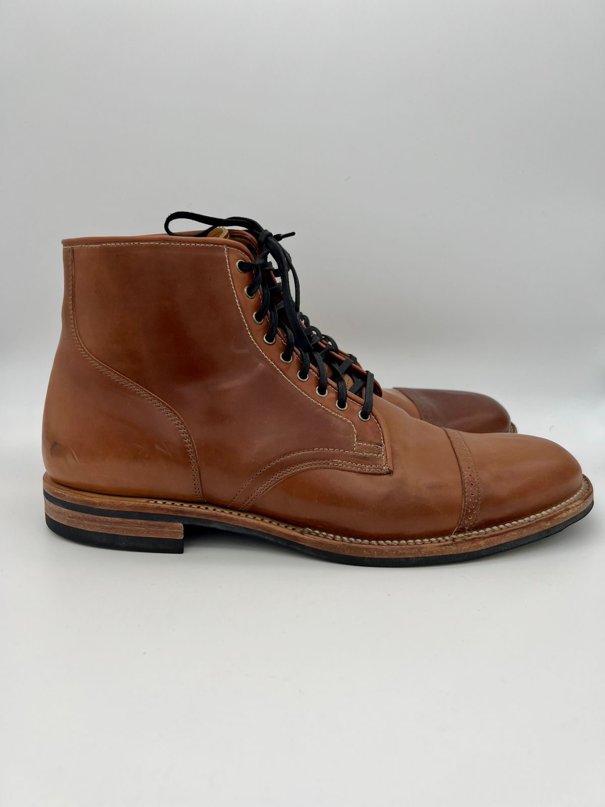 Photo by Thebootbum on November 6, 2022 of the Viberg Service Boot BCT in Horween Natural Shell Cordovan.