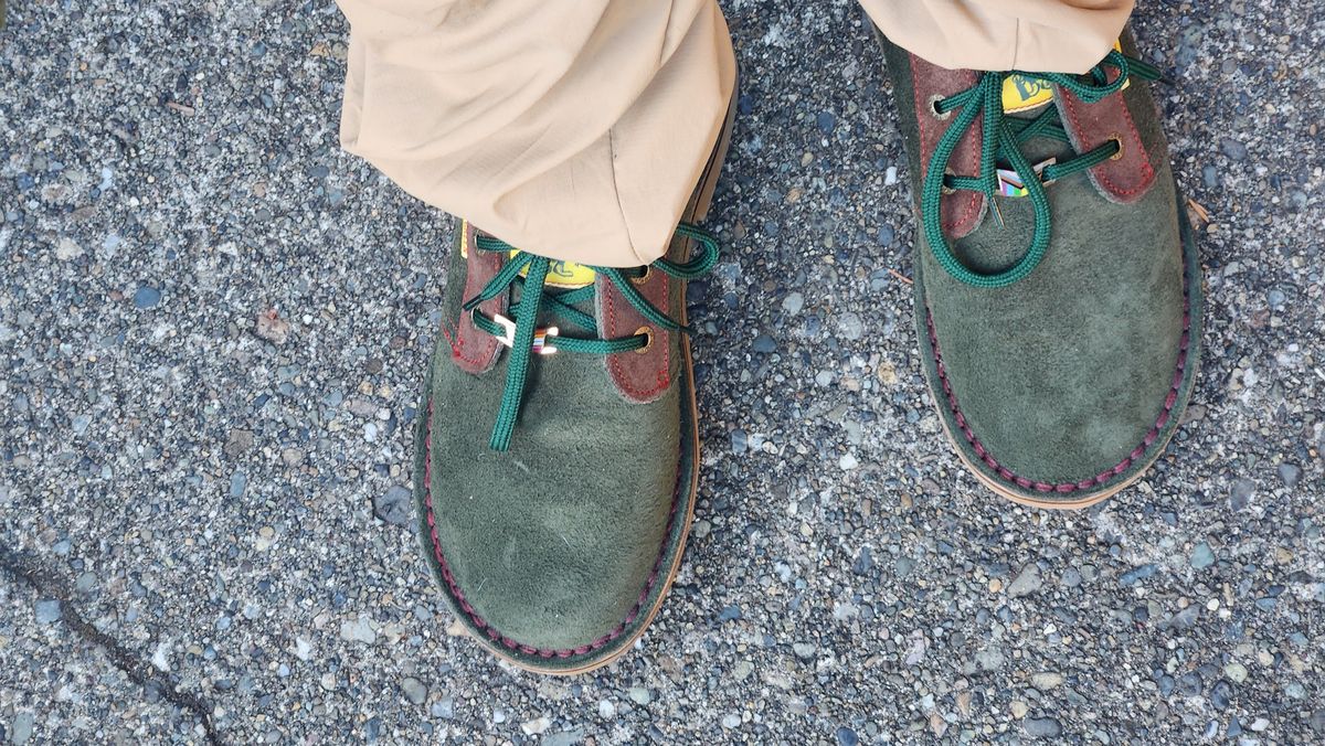 Photo by bluebinturong on July 2, 2024 of the Jim Green Vellie in Houston Green/Chocolate Suede.