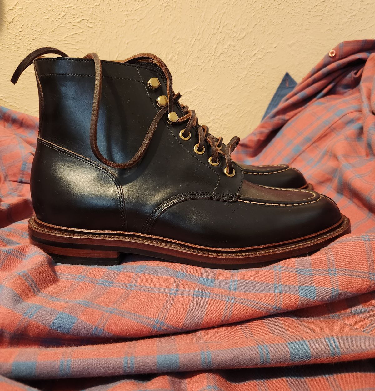 Photo by bluebinturong on October 29, 2023 of the Grant Stone Ottawa Boot in Horween Black Chromexcel.