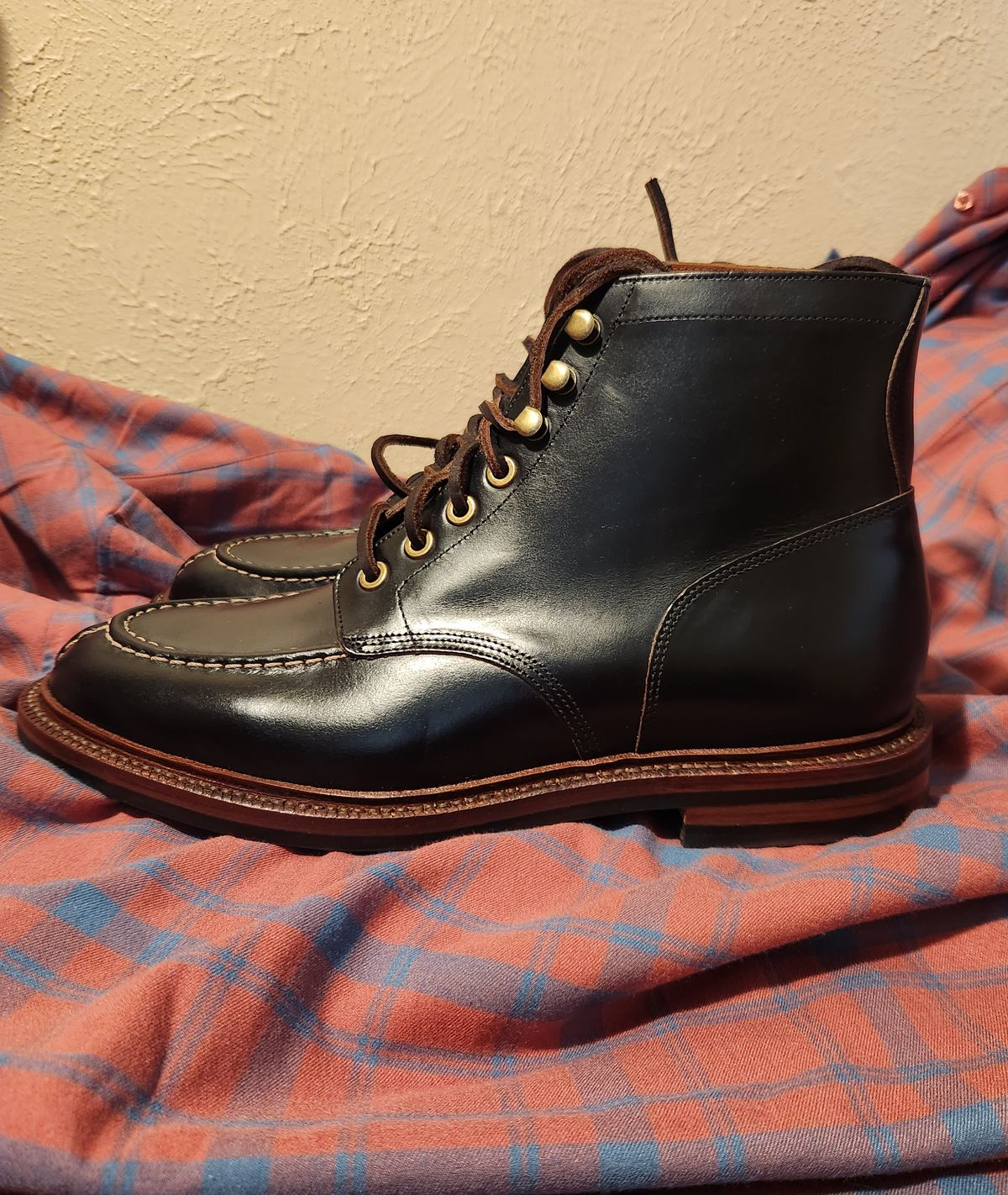 Photo by bluebinturong on October 29, 2023 of the Grant Stone Ottawa Boot in Horween Black Chromexcel.