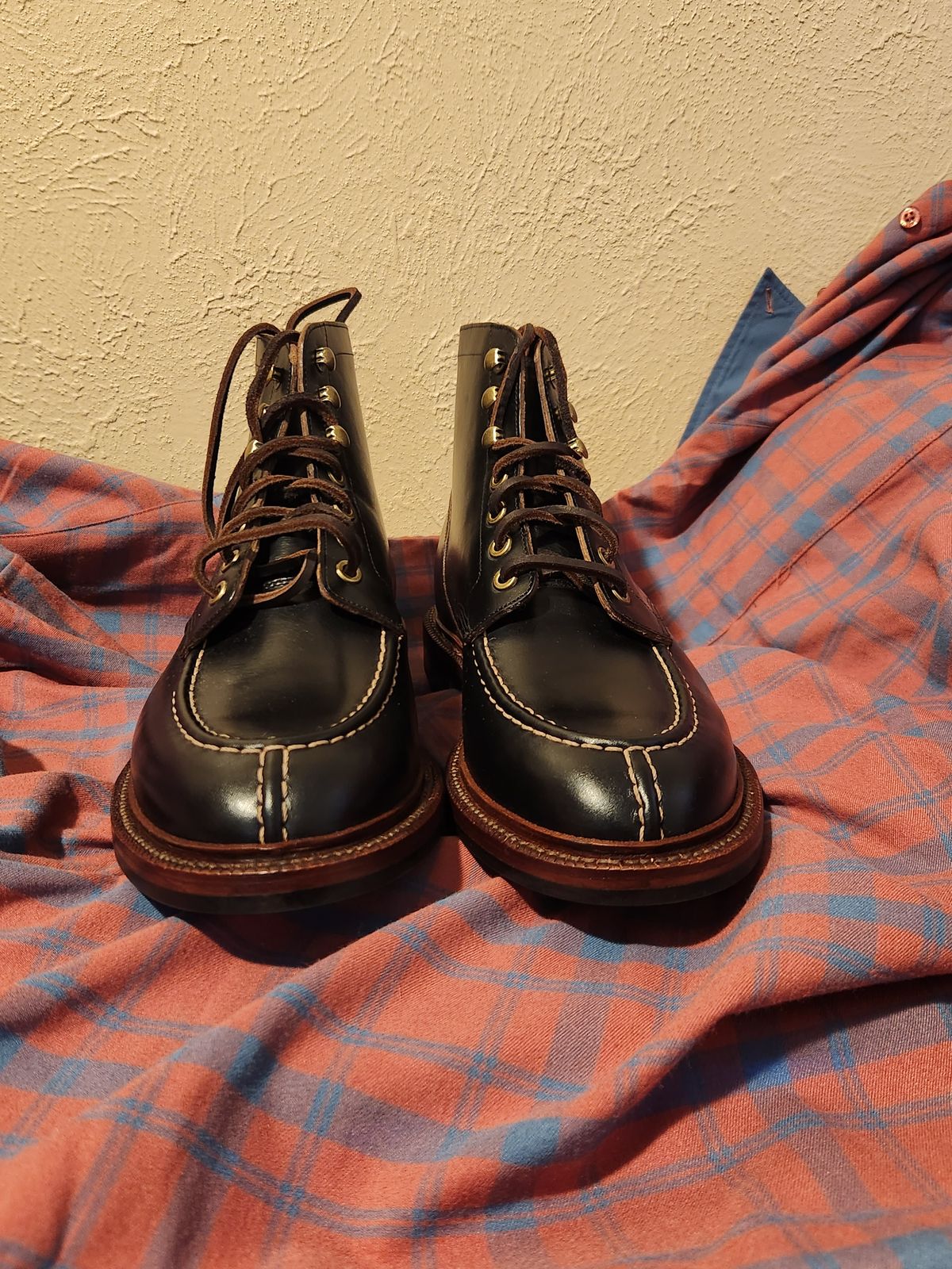 Photo by bluebinturong on October 29, 2023 of the Grant Stone Ottawa Boot in Horween Black Chromexcel.
