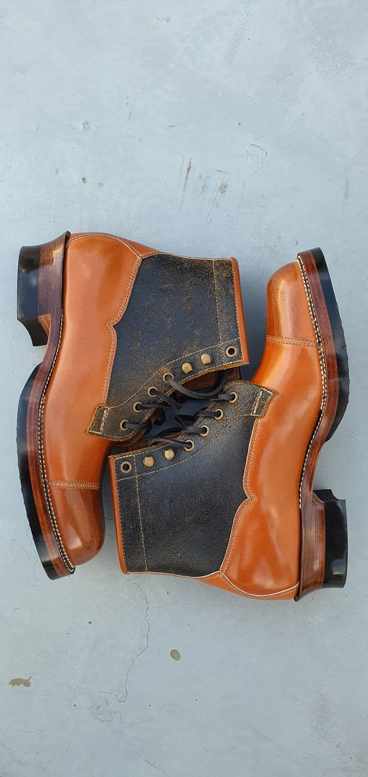 Photo by EL on October 1, 2022 of the Midas Vanquish Blucher Boot in Leder Ogawa Camel Shell Cordovan.