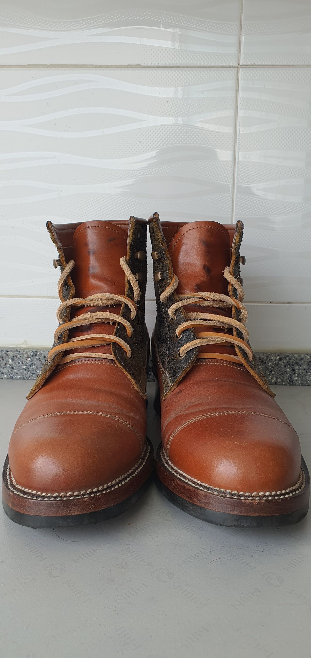 Photo by EL on January 5, 2023 of the Midas Vanquish Blucher Boot in Leder Ogawa Camel Shell Cordovan.