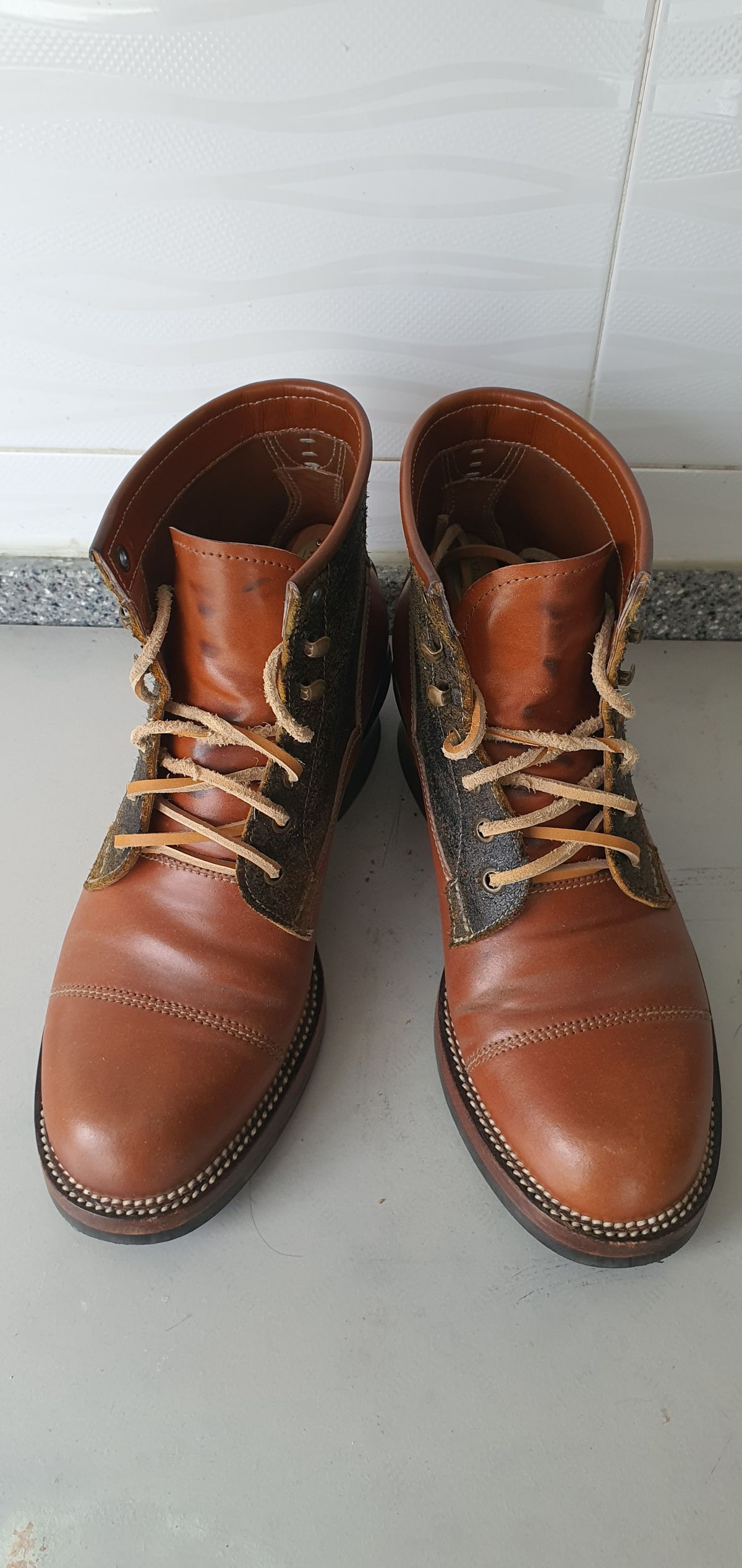 Photo by EL on January 5, 2023 of the Midas Vanquish Blucher Boot in Leder Ogawa Camel Shell Cordovan.