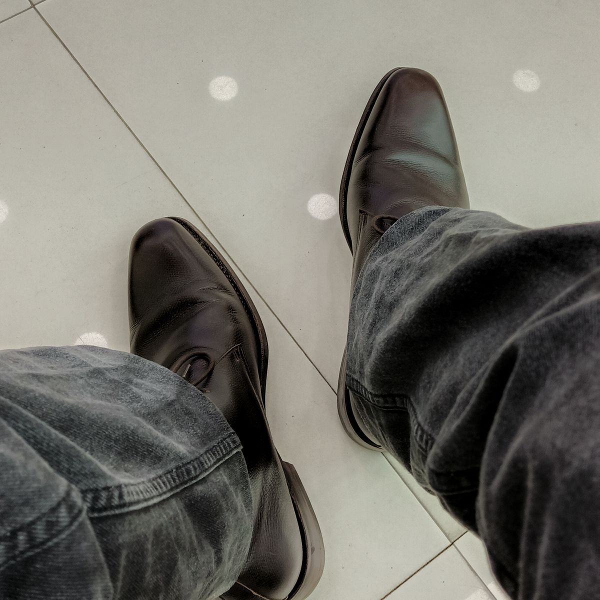 Photo by cheebs on February 11, 2023 of the Meermin Chukka Boot in D'Annonay Dark Brown Alpine Grain Calf.