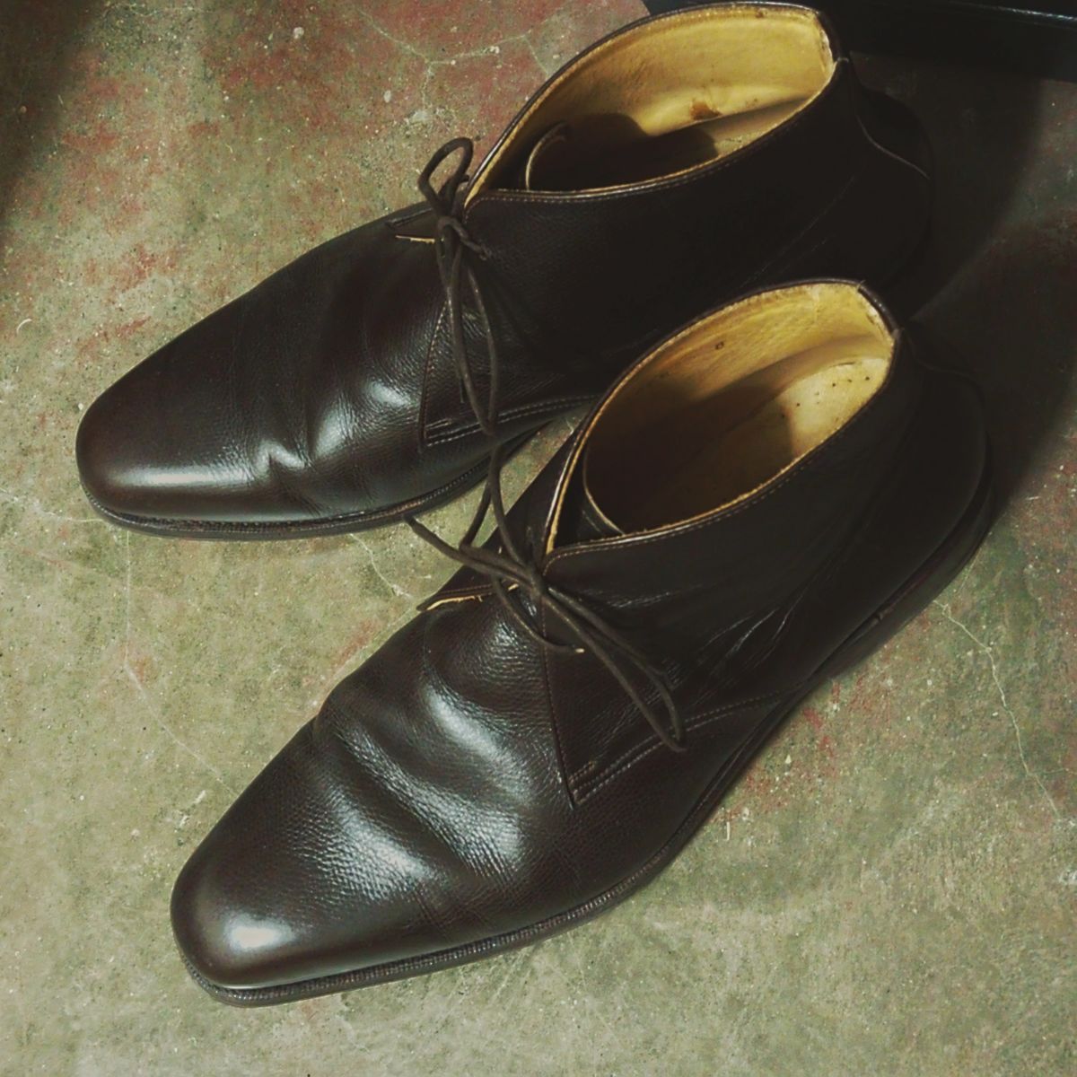 Photo by cheebs on February 11, 2023 of the Meermin Chukka Boot in D'Annonay Dark Brown Alpine Grain Calf.