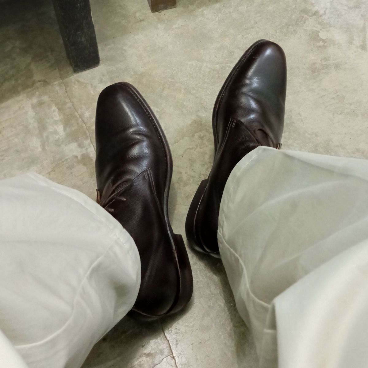 Photo by cheebs on February 17, 2023 of the Meermin Chukka Boot in D'Annonay Dark Brown Alpine Grain Calf.