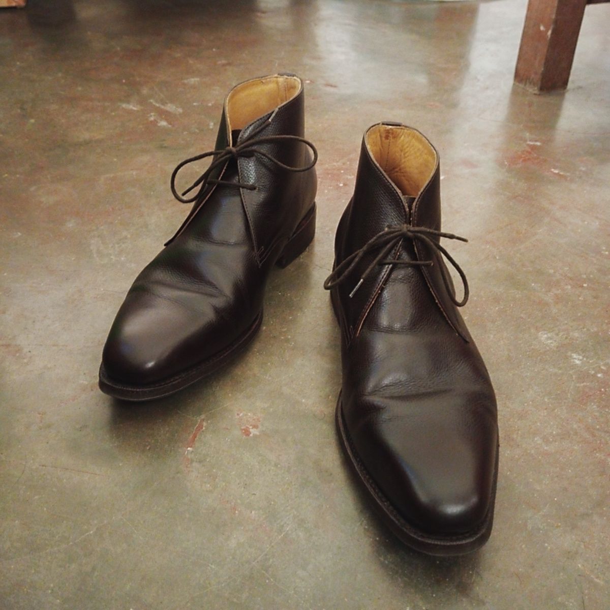 Photo by cheebs on February 17, 2023 of the Meermin Chukka Boot in D'Annonay Dark Brown Alpine Grain Calf.