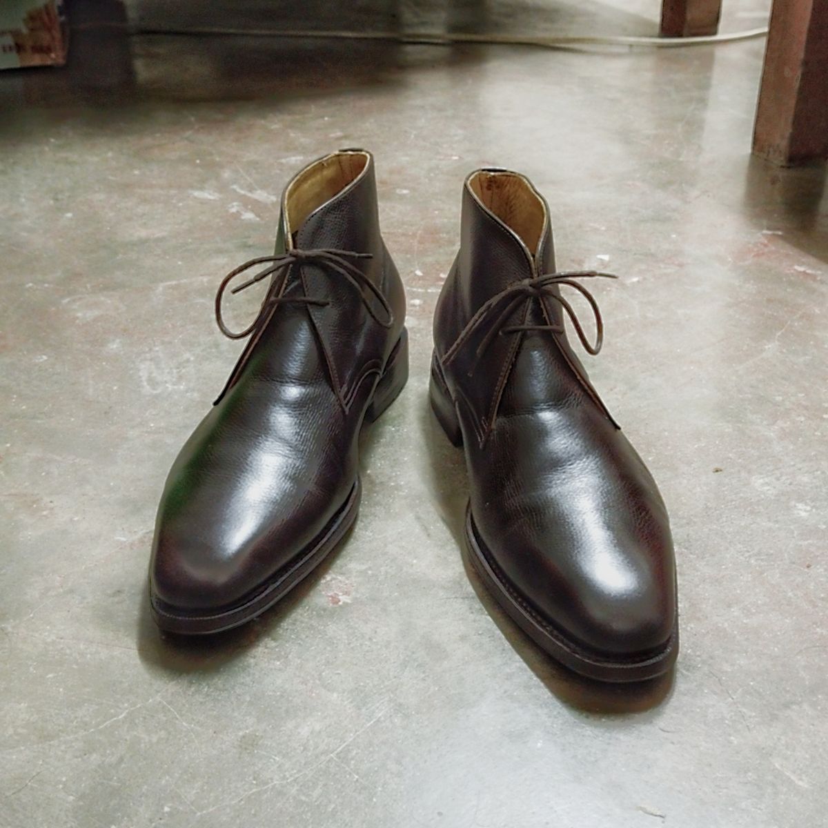 Photo by cheebs on February 17, 2023 of the Meermin Chukka Boot in D'Annonay Dark Brown Alpine Grain Calf.