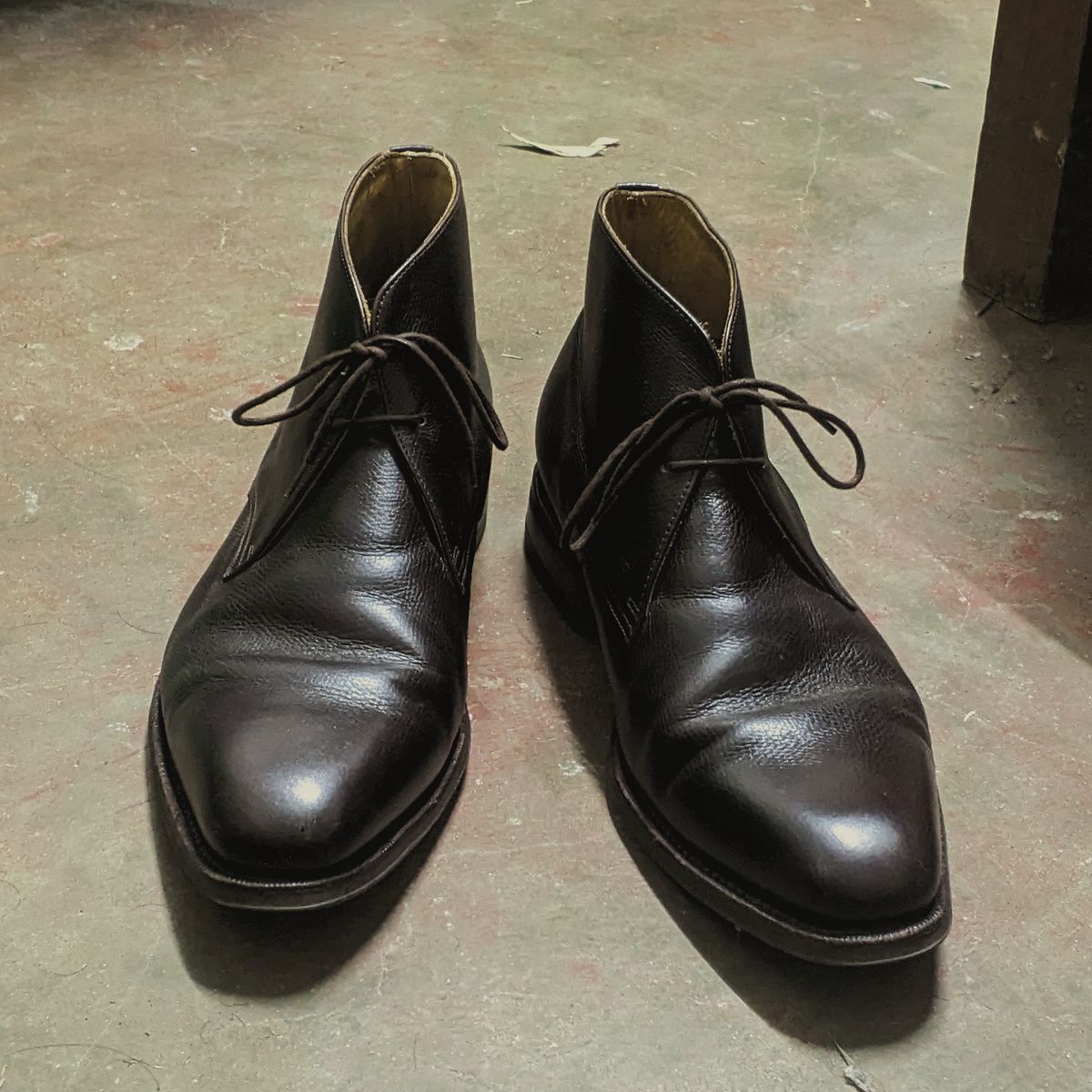 Photo by cheebs on May 17, 2023 of the Meermin Chukka Boot in D'Annonay Dark Brown Alpine Grain Calf.