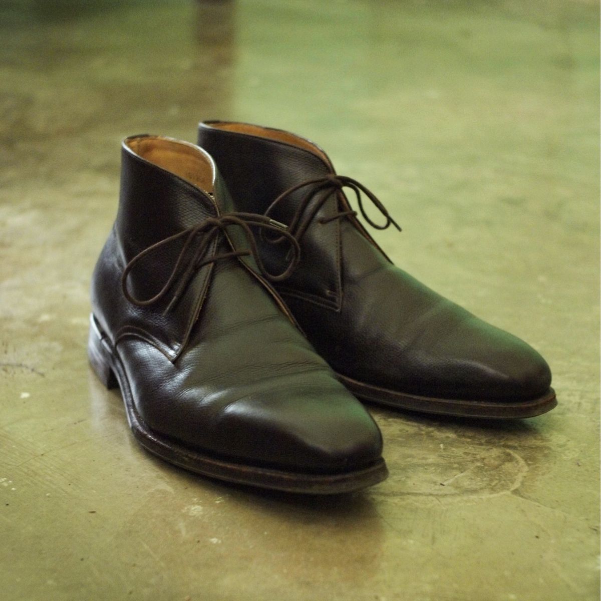 Photo by cheebs on July 10, 2023 of the Meermin Chukka Boot in D'Annonay Dark Brown Alpine Grain Calf.