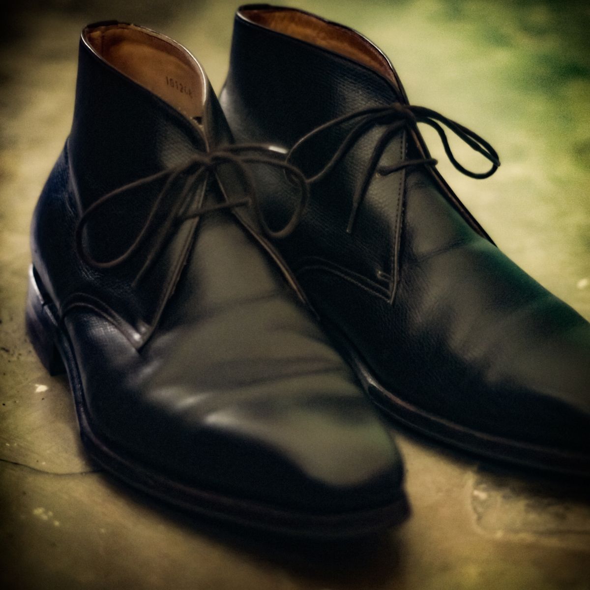 Photo by cheebs on July 10, 2023 of the Meermin Chukka Boot in D'Annonay Dark Brown Alpine Grain Calf.