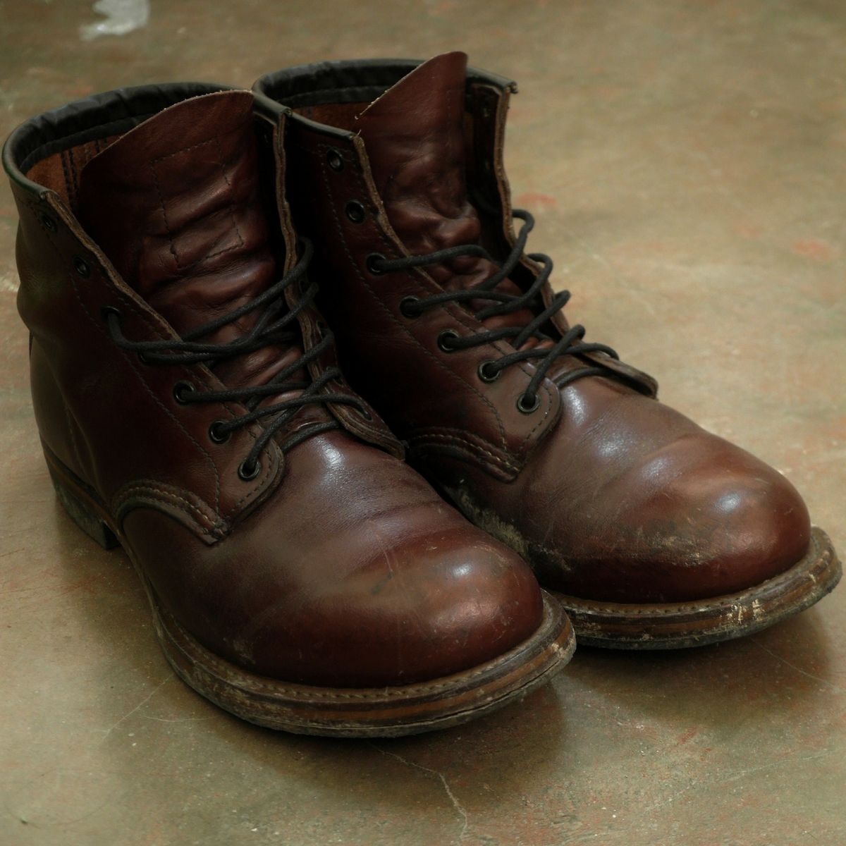 Photo by cheebs on December 7, 2022 of the Red Wing Beckman in S.B. Foot Black Cherry Featherstone.