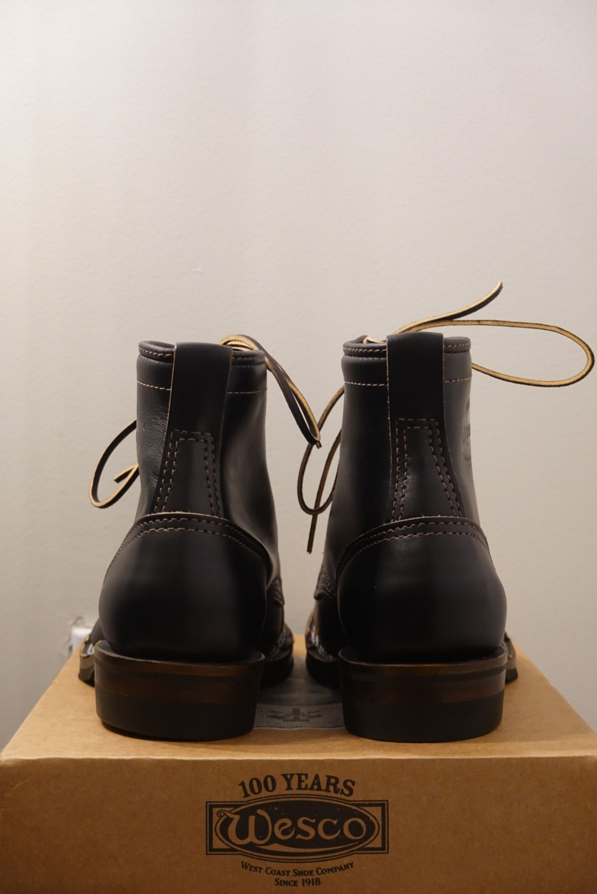 Photo by gertrudes_cat on October 13, 2024 of the Wesco x S&S Axe Breaker in Maryam Black Horsehide.