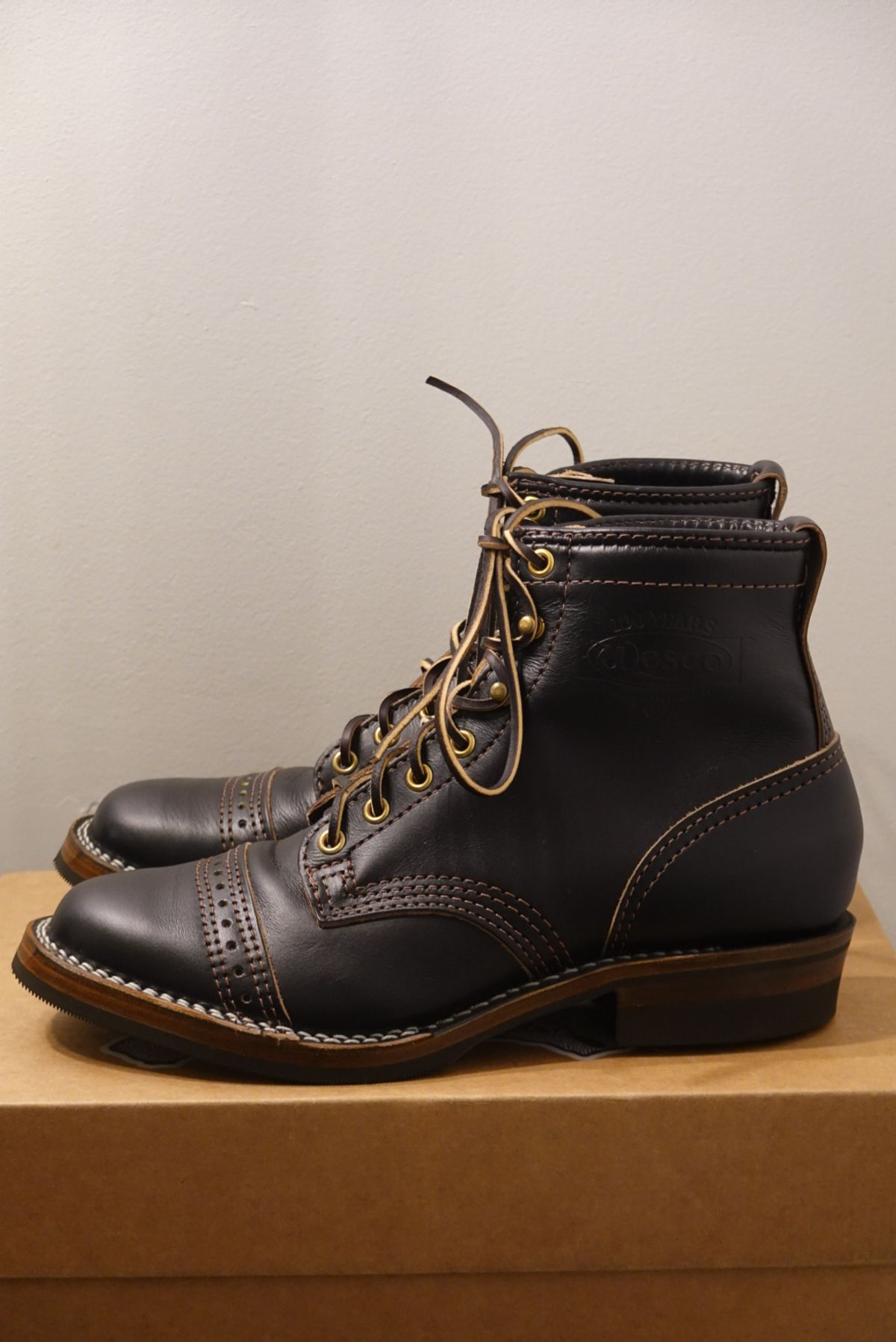 Photo by gertrudes_cat on October 13, 2024 of the Wesco x S&S Axe Breaker in Maryam Black Horsehide.