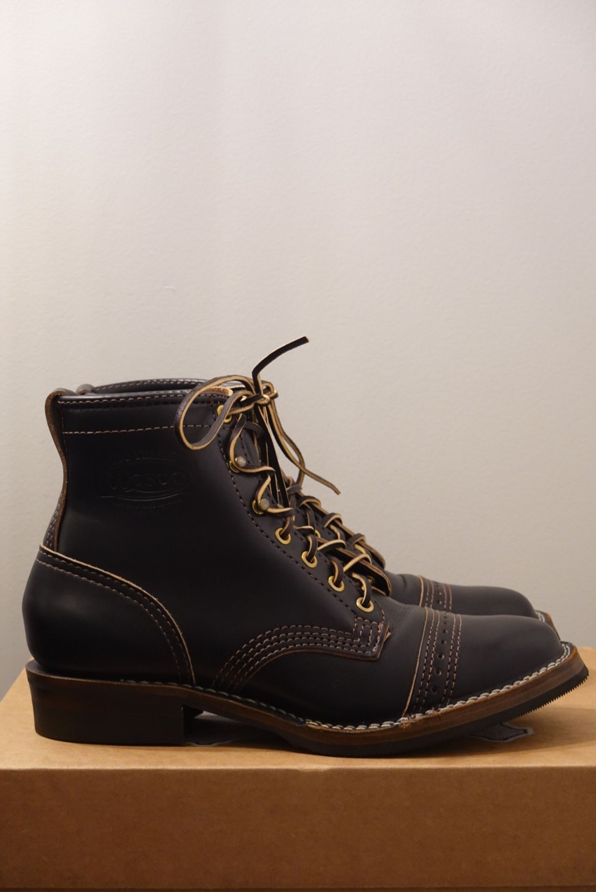 Photo by gertrudes_cat on October 13, 2024 of the Wesco x S&S Axe Breaker in Maryam Black Horsehide.