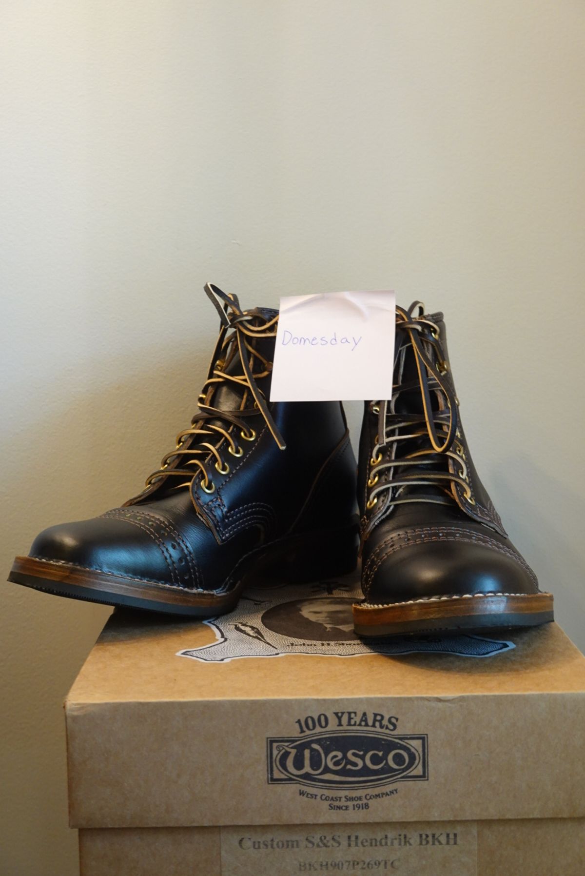 Photo by gertrudes_cat on October 13, 2024 of the Wesco x S&S Axe Breaker in Maryam Black Horsehide.