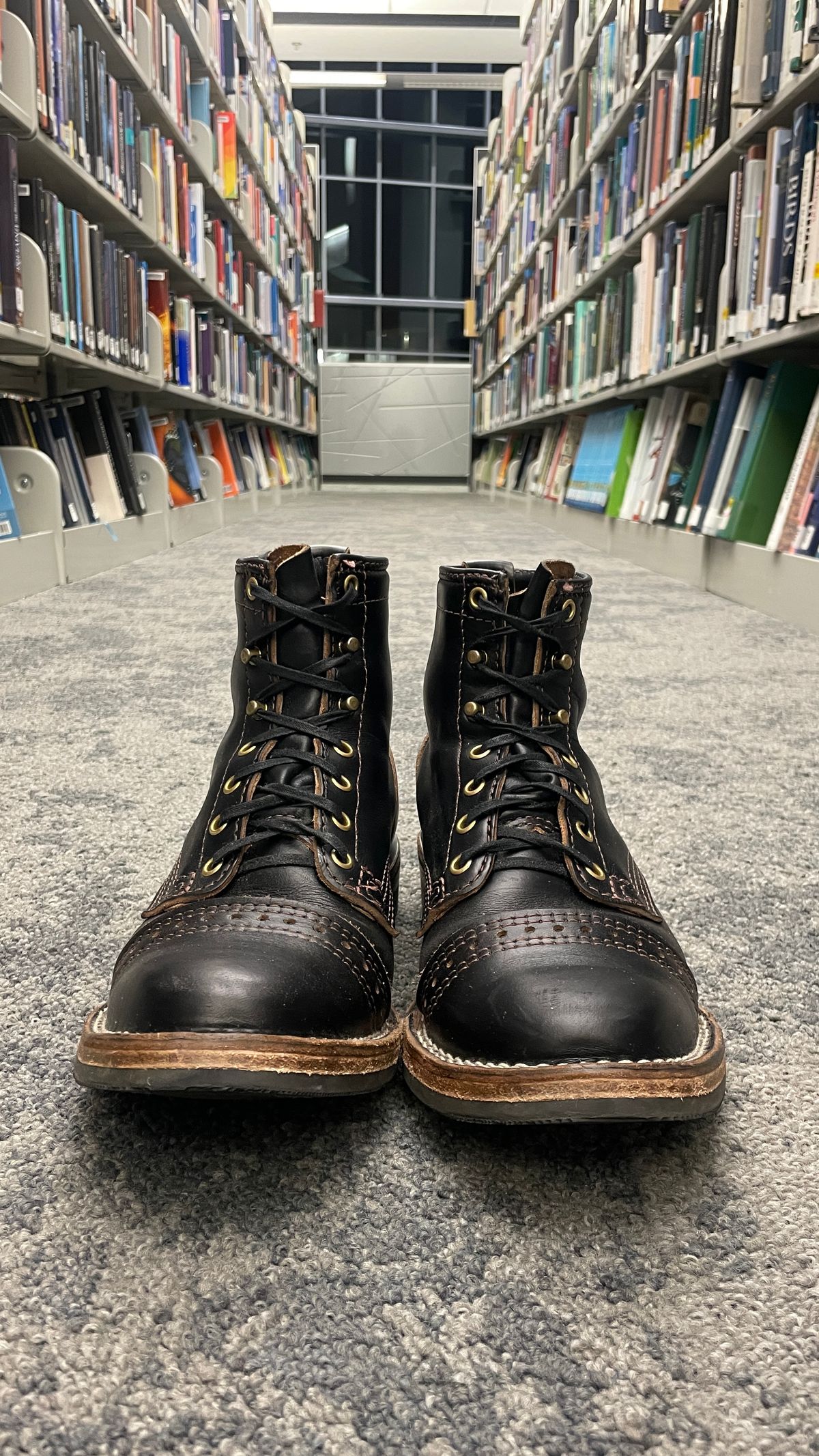 Photo by gertrudes_cat on December 5, 2024 of the Wesco x S&S Axe Breaker in Maryam Black Horsehide.