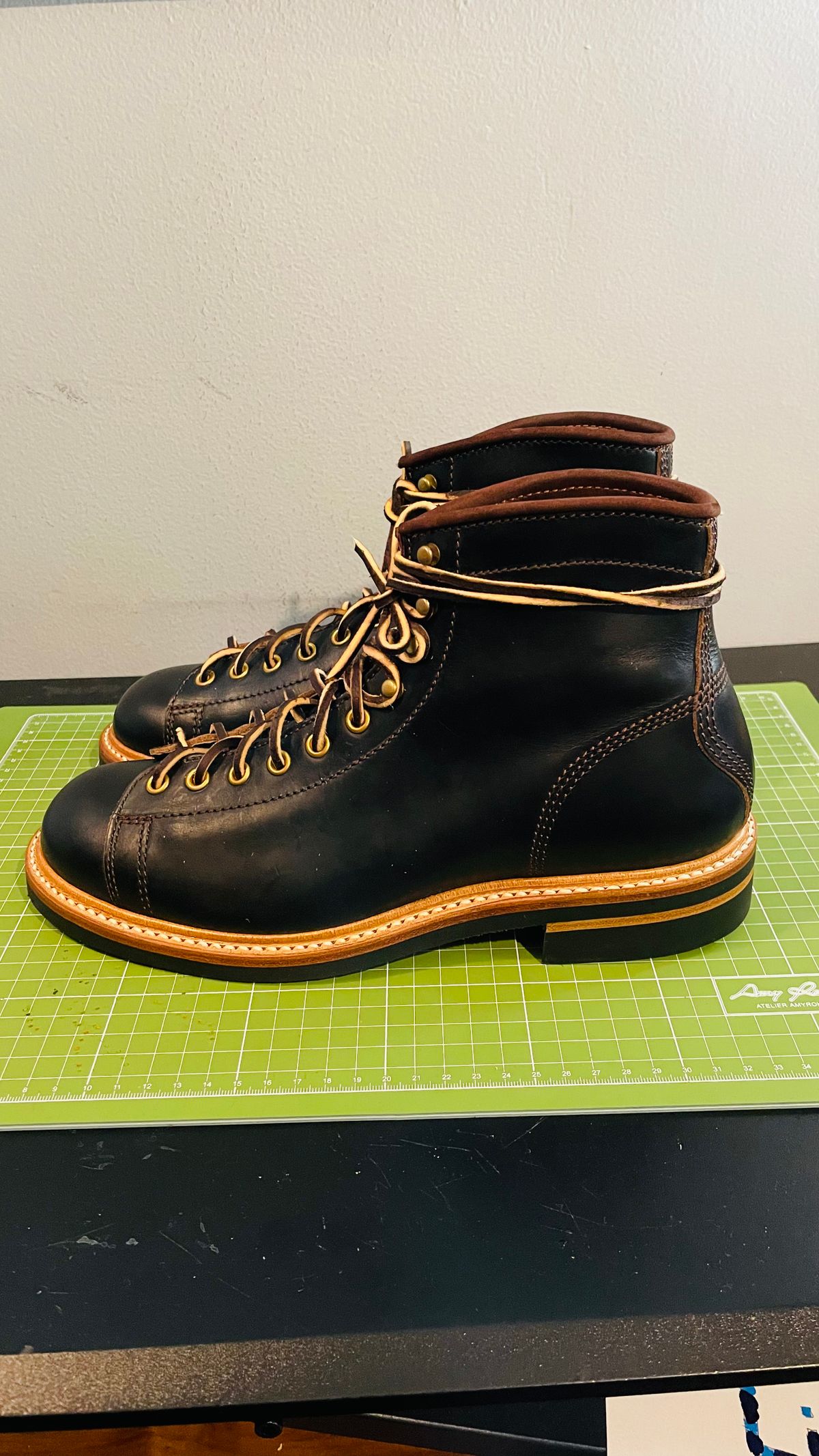 Photo by gertrudes_cat on November 4, 2022 of the John Lofgren Monkey Boots in Horween Black Teacore Chromexcel.