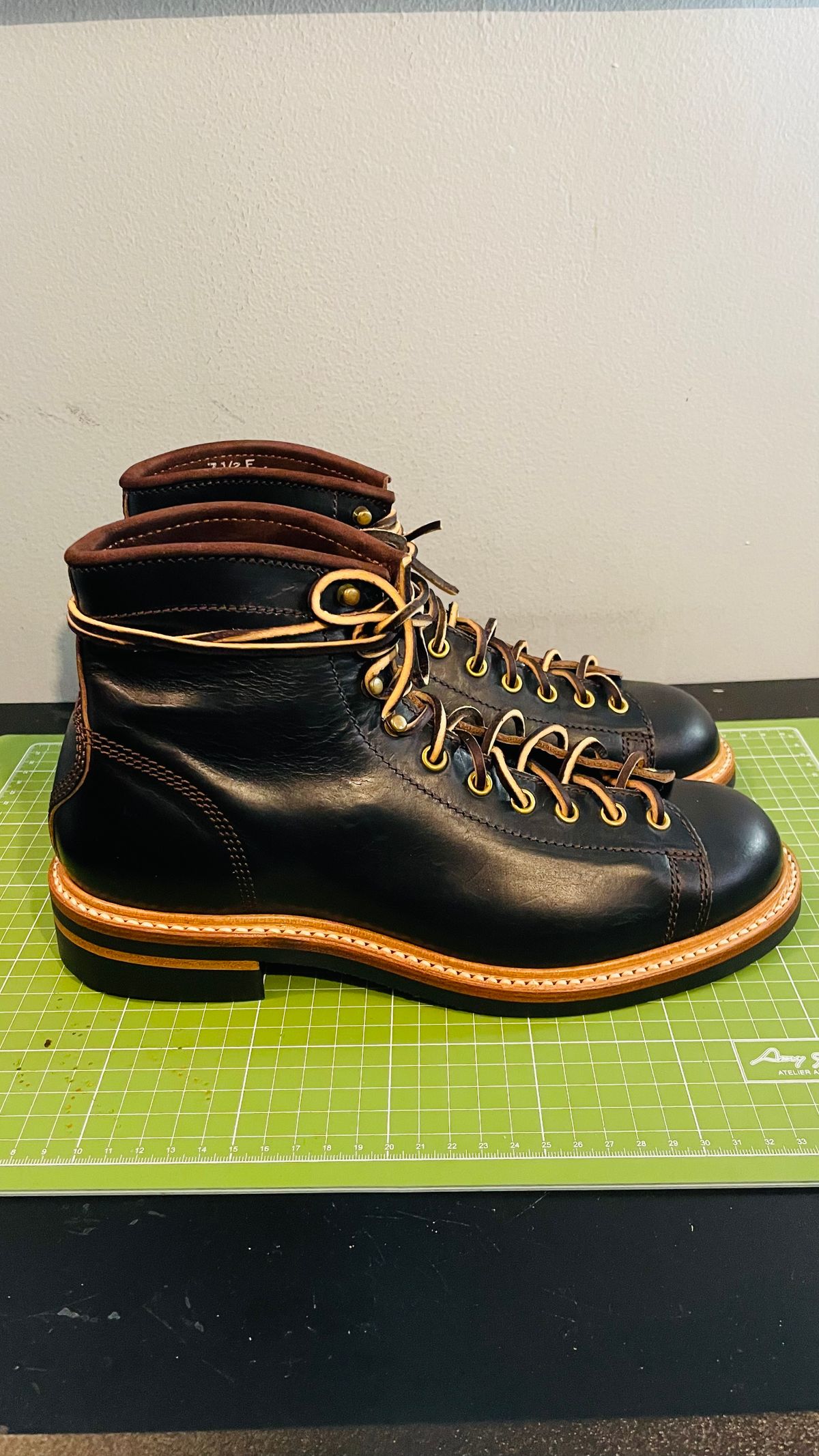 Photo by gertrudes_cat on November 4, 2022 of the John Lofgren Monkey Boots in Horween Black Teacore Chromexcel.