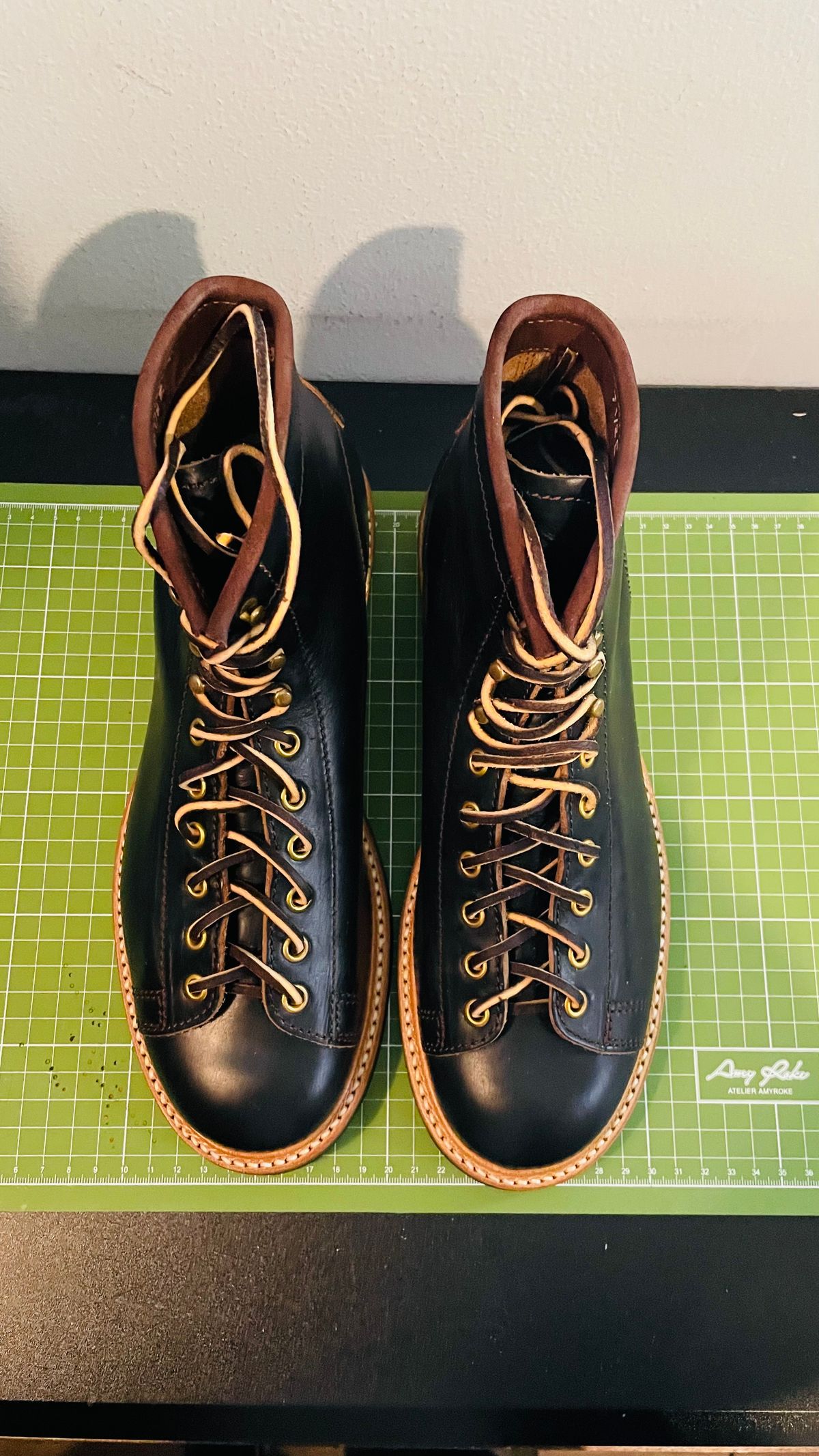 Photo by gertrudes_cat on November 4, 2022 of the John Lofgren Monkey Boots in Horween Black Teacore Chromexcel.