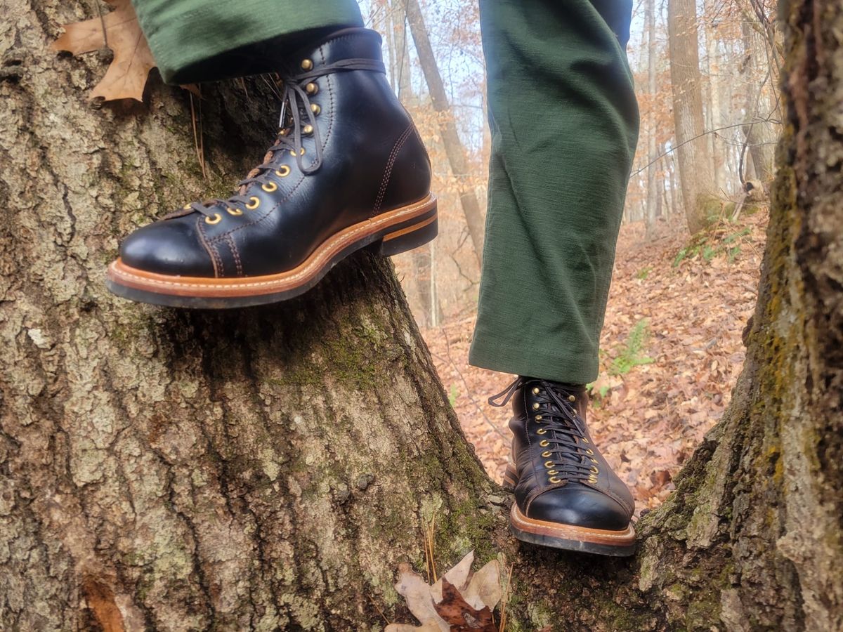 Photo by gertrudes_cat on December 4, 2022 of the John Lofgren Monkey Boots in Horween Black Teacore Chromexcel.