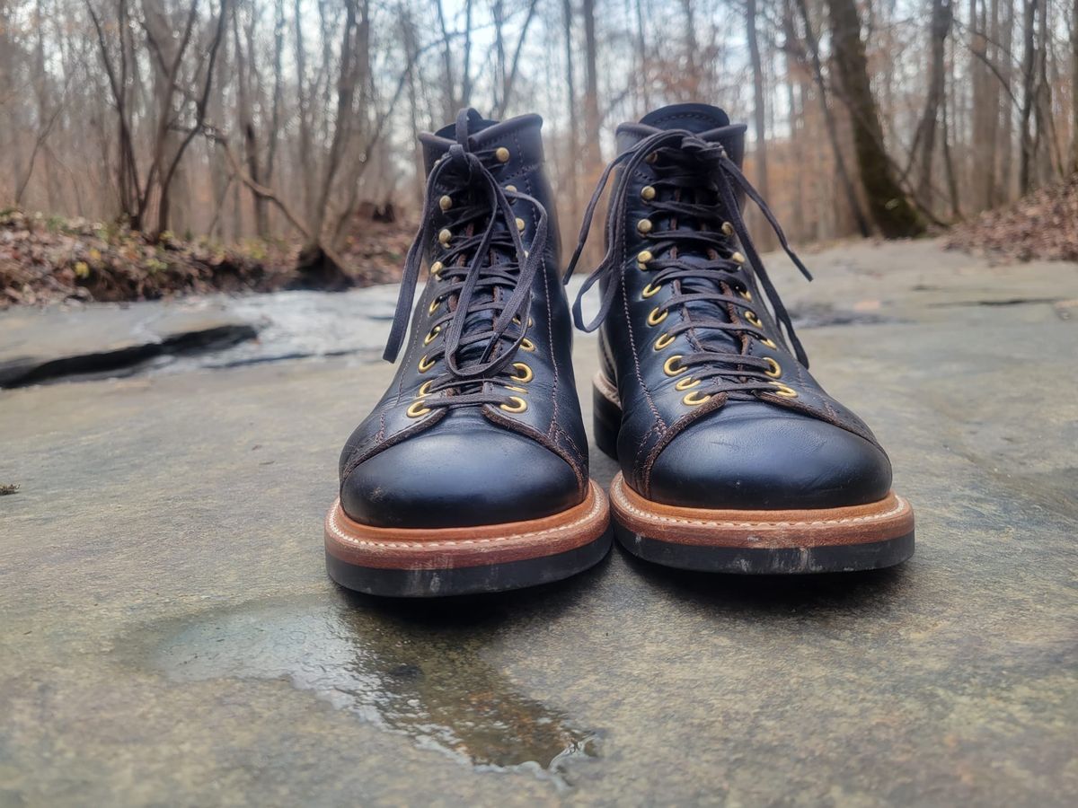 Photo by gertrudes_cat on December 4, 2022 of the John Lofgren Monkey Boots in Horween Black Teacore Chromexcel.