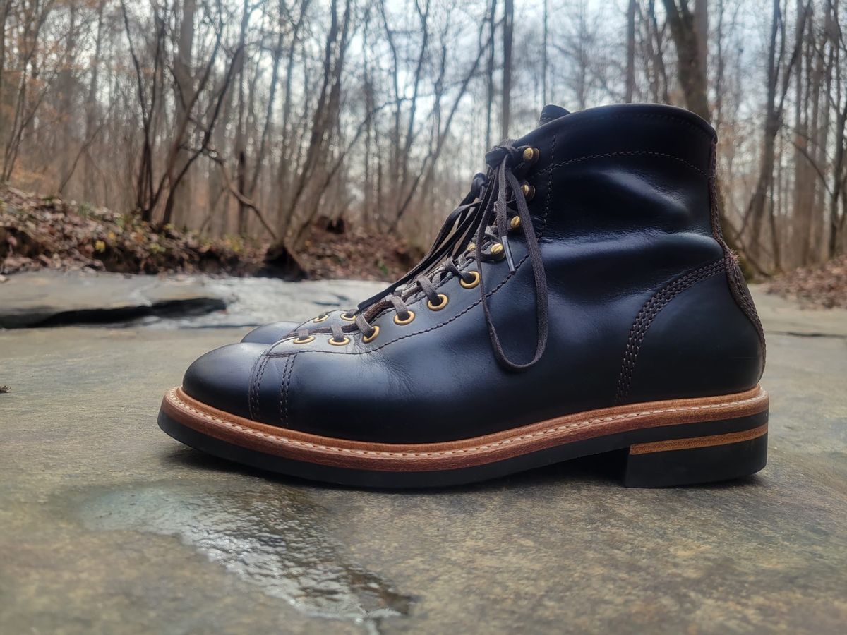 Photo by gertrudes_cat on December 4, 2022 of the John Lofgren Monkey Boots in Horween Black Teacore Chromexcel.