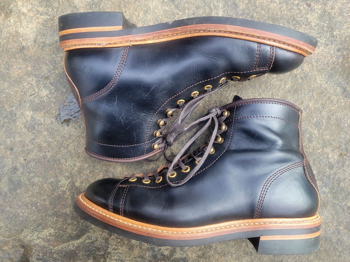 Photo by gertrudes_cat on December 4, 2022 of the John Lofgren Monkey Boots in Horween Black Teacore Chromexcel.