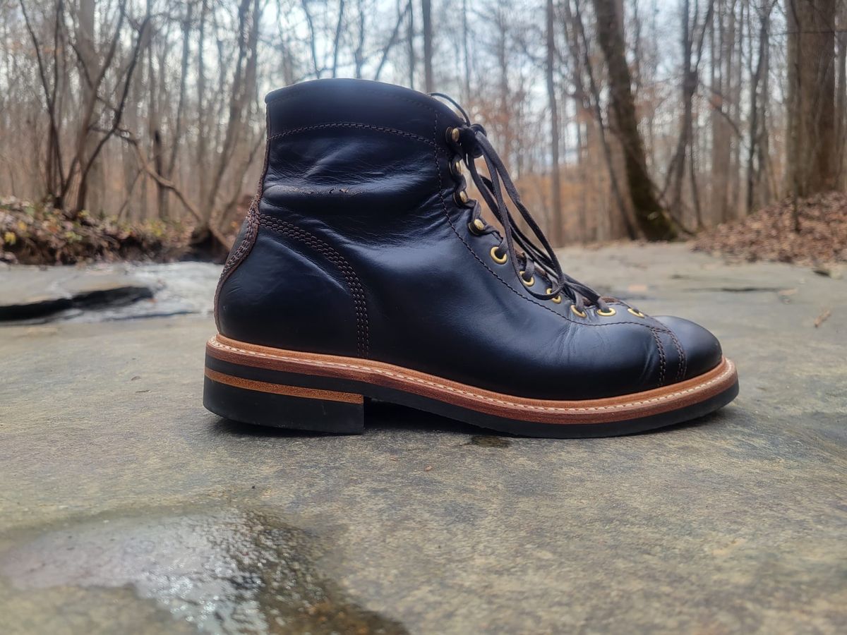Photo by gertrudes_cat on December 4, 2022 of the John Lofgren Monkey Boots in Horween Black Teacore Chromexcel.