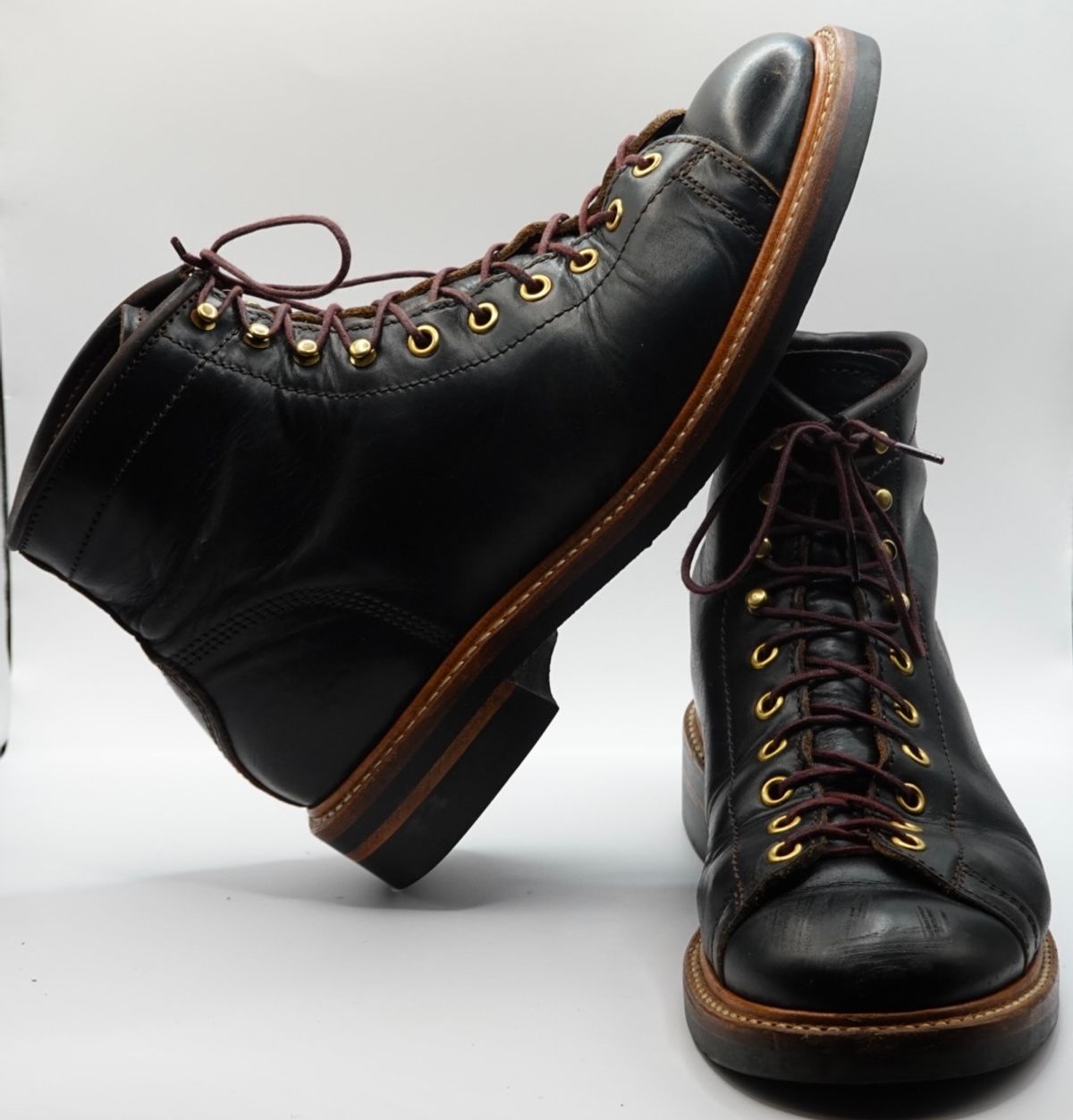 Photo by gertrudes_cat on January 3, 2023 of the John Lofgren Monkey Boots in Horween Black Teacore Chromexcel.