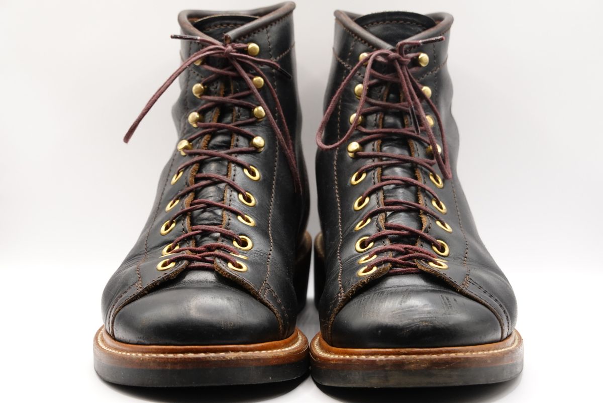 Photo by gertrudes_cat on January 3, 2023 of the John Lofgren Monkey Boots in Horween Black Teacore Chromexcel.