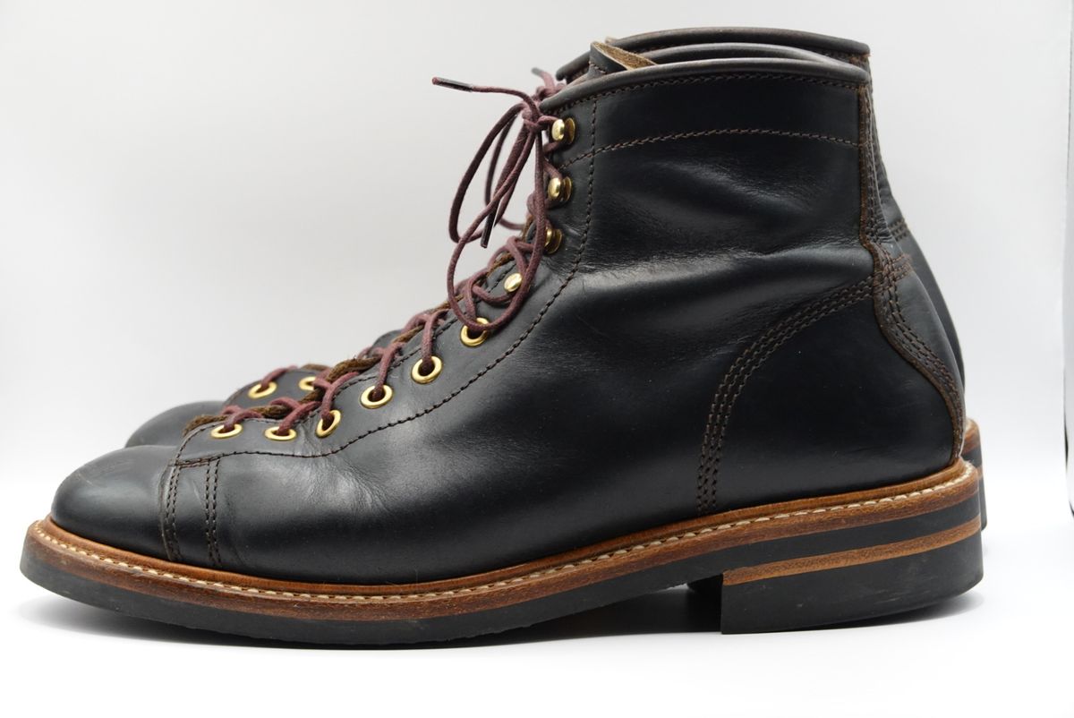 Photo by gertrudes_cat on January 3, 2023 of the John Lofgren Monkey Boots in Horween Black Teacore Chromexcel.